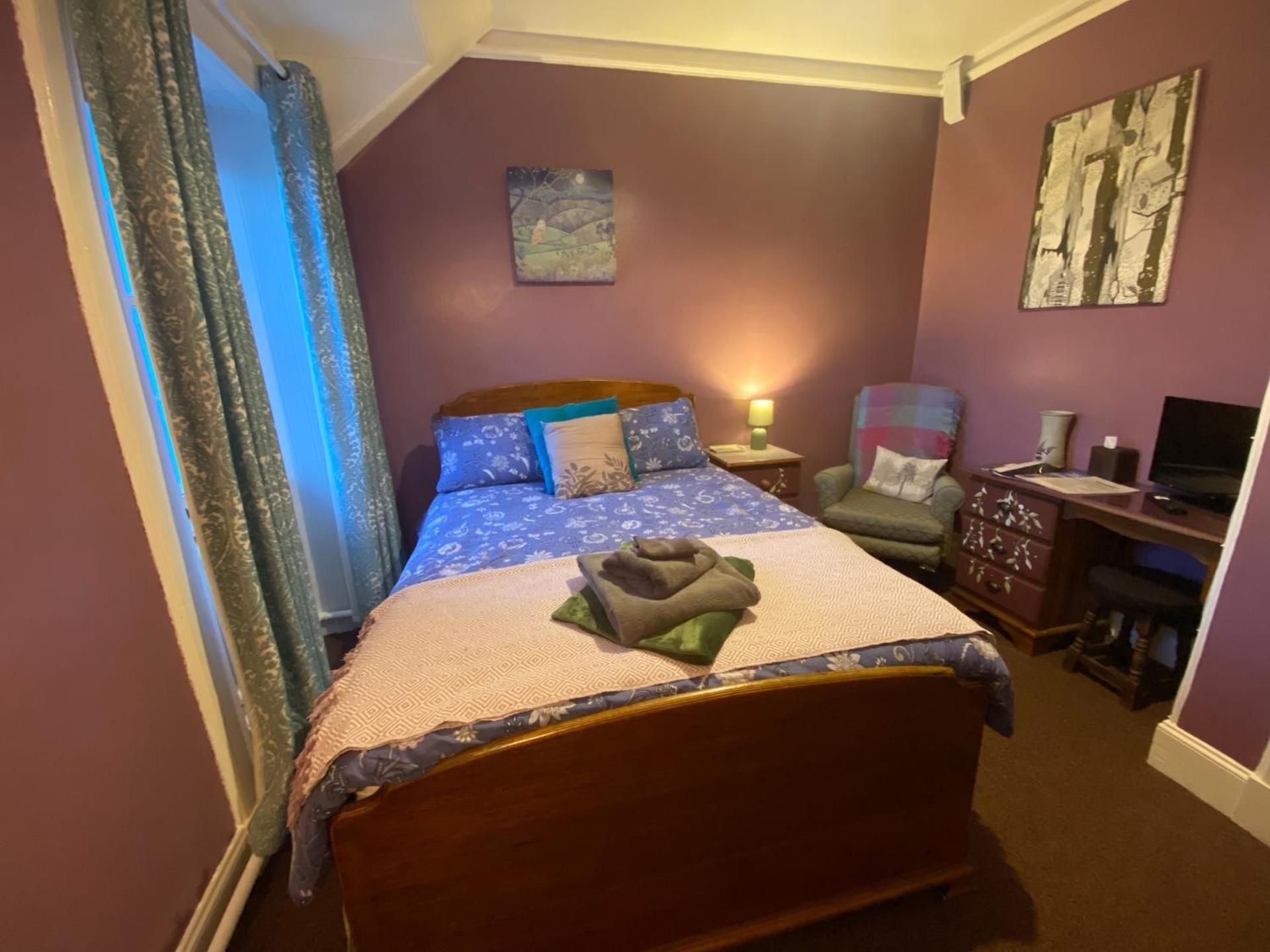 Single Room with Private Bathroom Across The Hallway