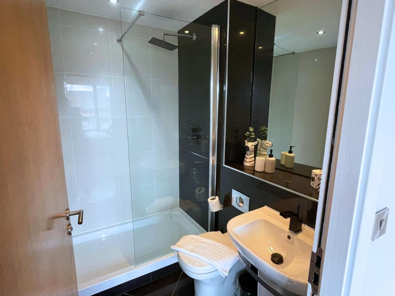 Two-Bedroom Deluxe Apartment with Balcony