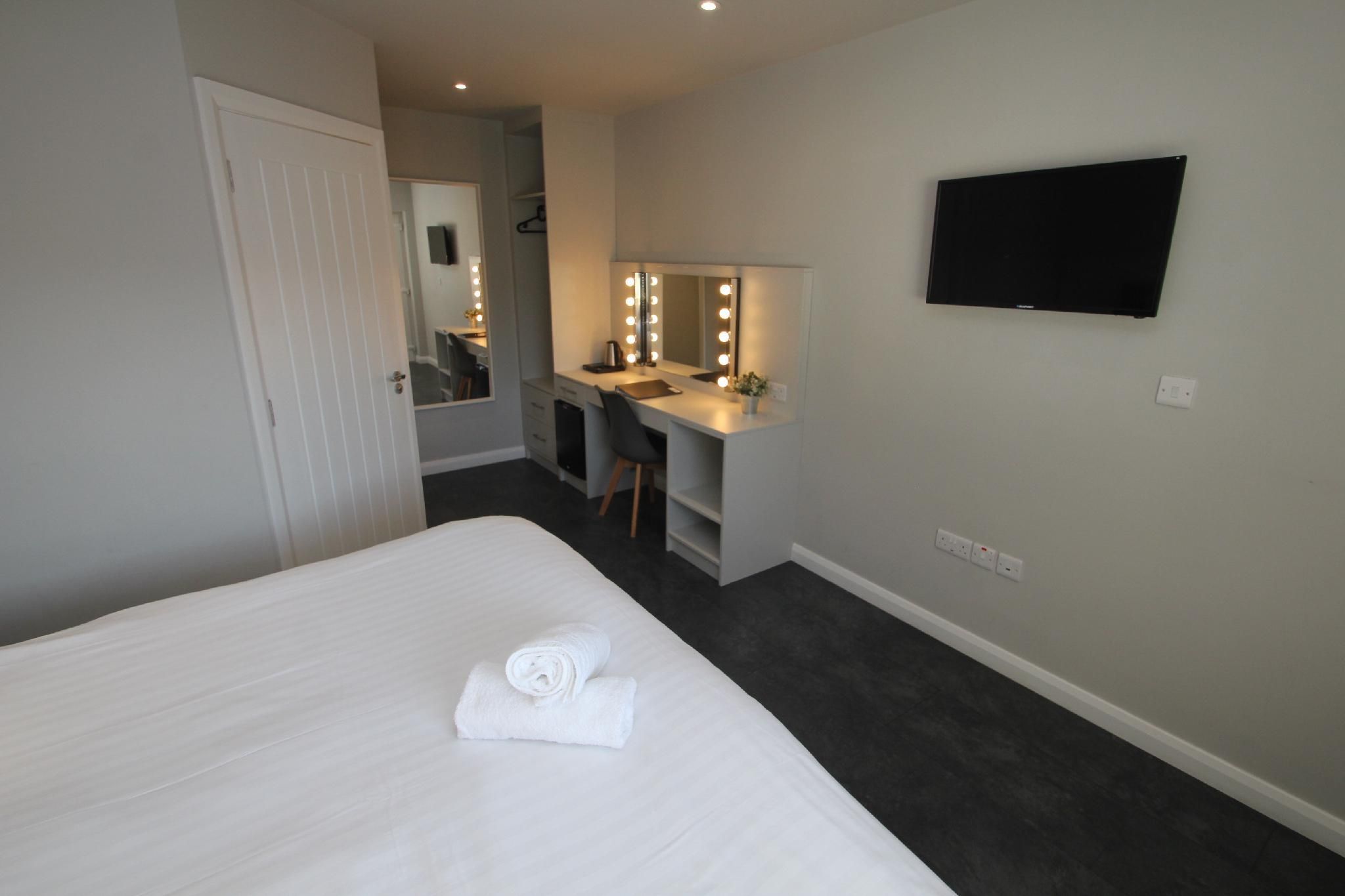 Double or Twin-Superking-Ensuite with Shower-Courtyard view
