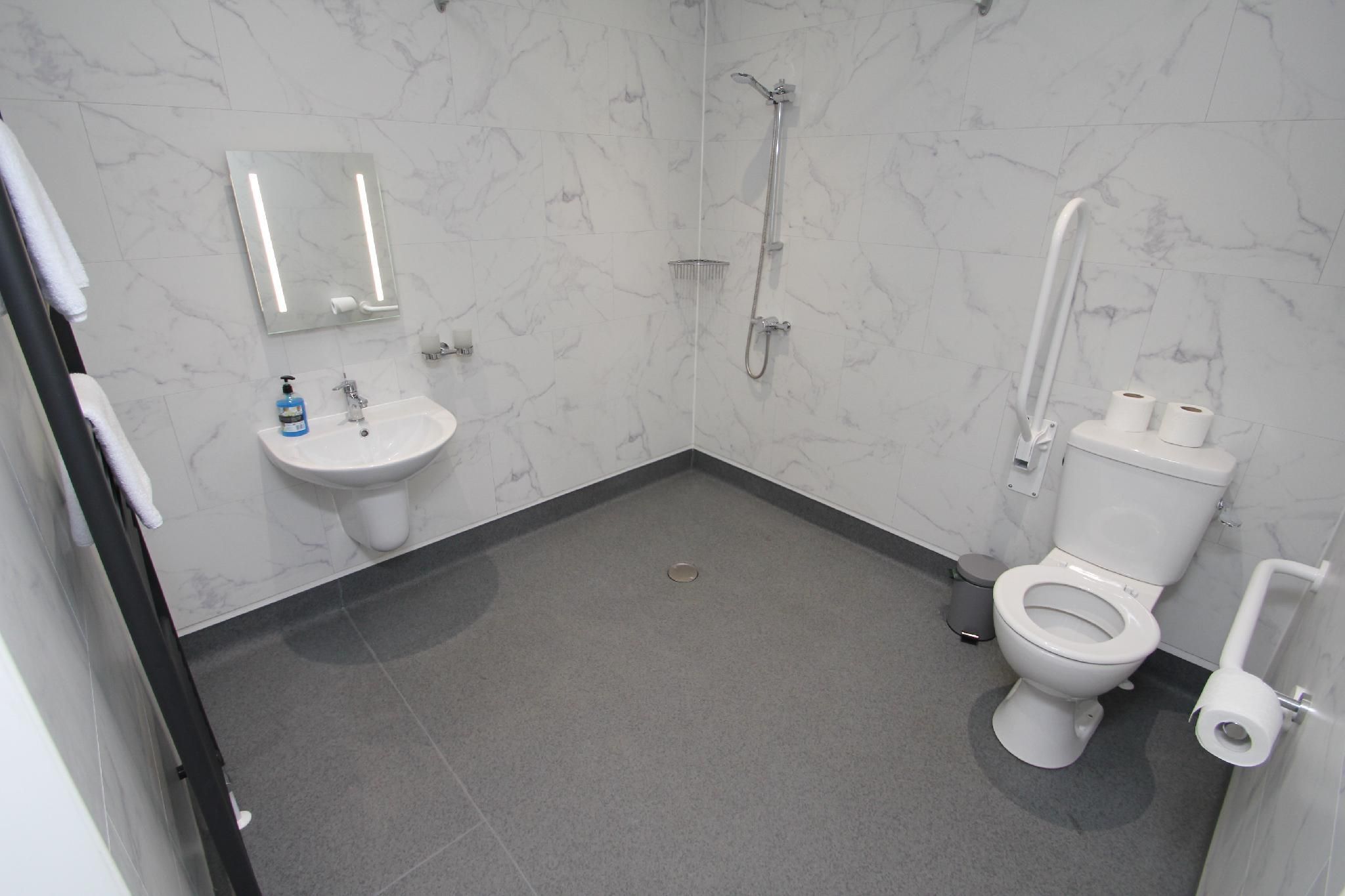 Family room-Superking-Ensuite with Shower-Courtyard view