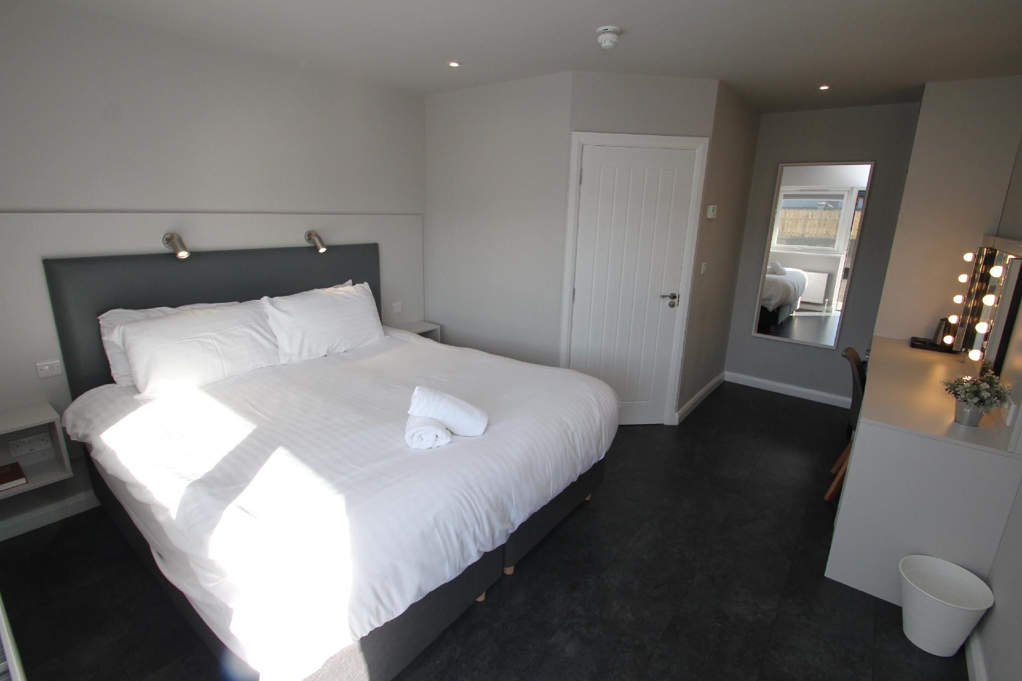 Double or Twin-Superking-Ensuite with Shower-Courtyard view