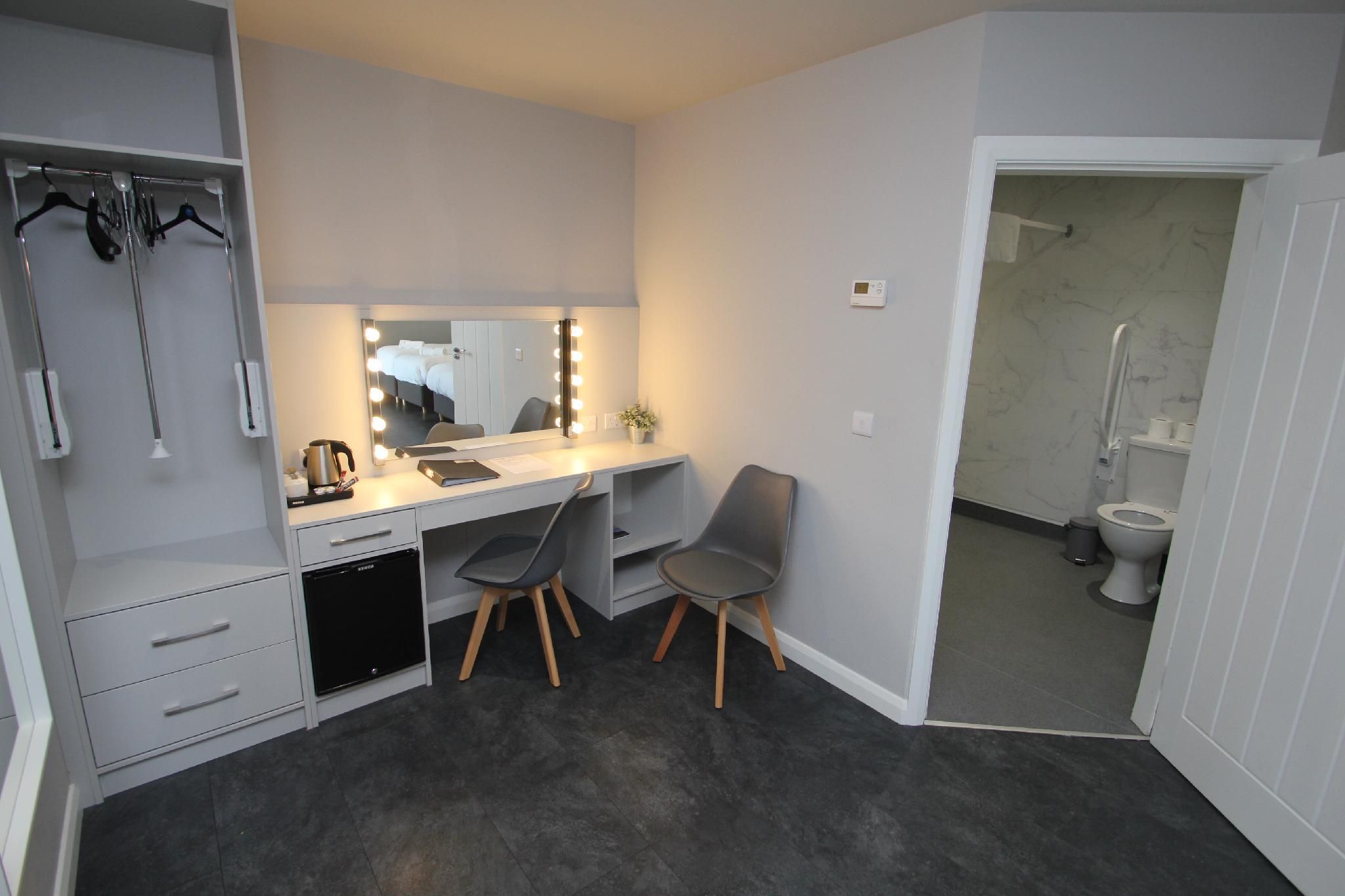 Family room-Superking-Ensuite with Shower-Courtyard view
