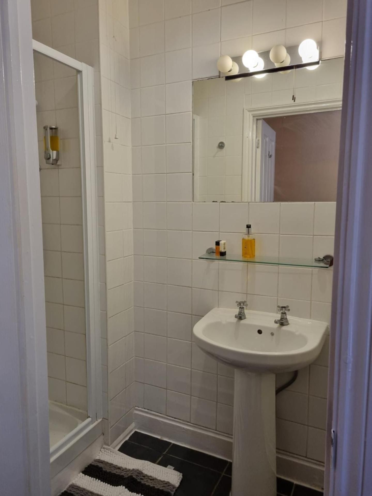 Victoria Guest House Deluxe Triple Room 2