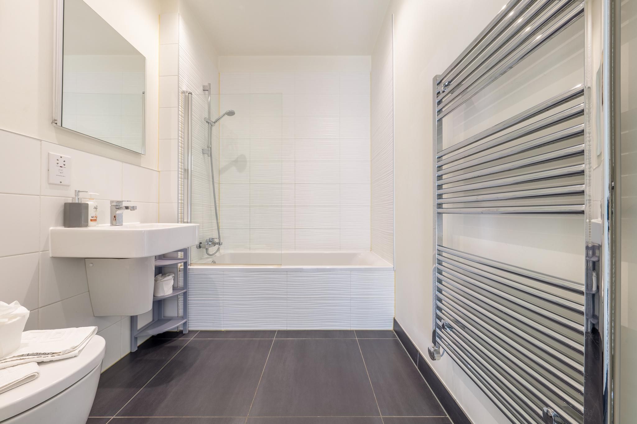 Apartment-Apartment-Private Bathroom-Street View