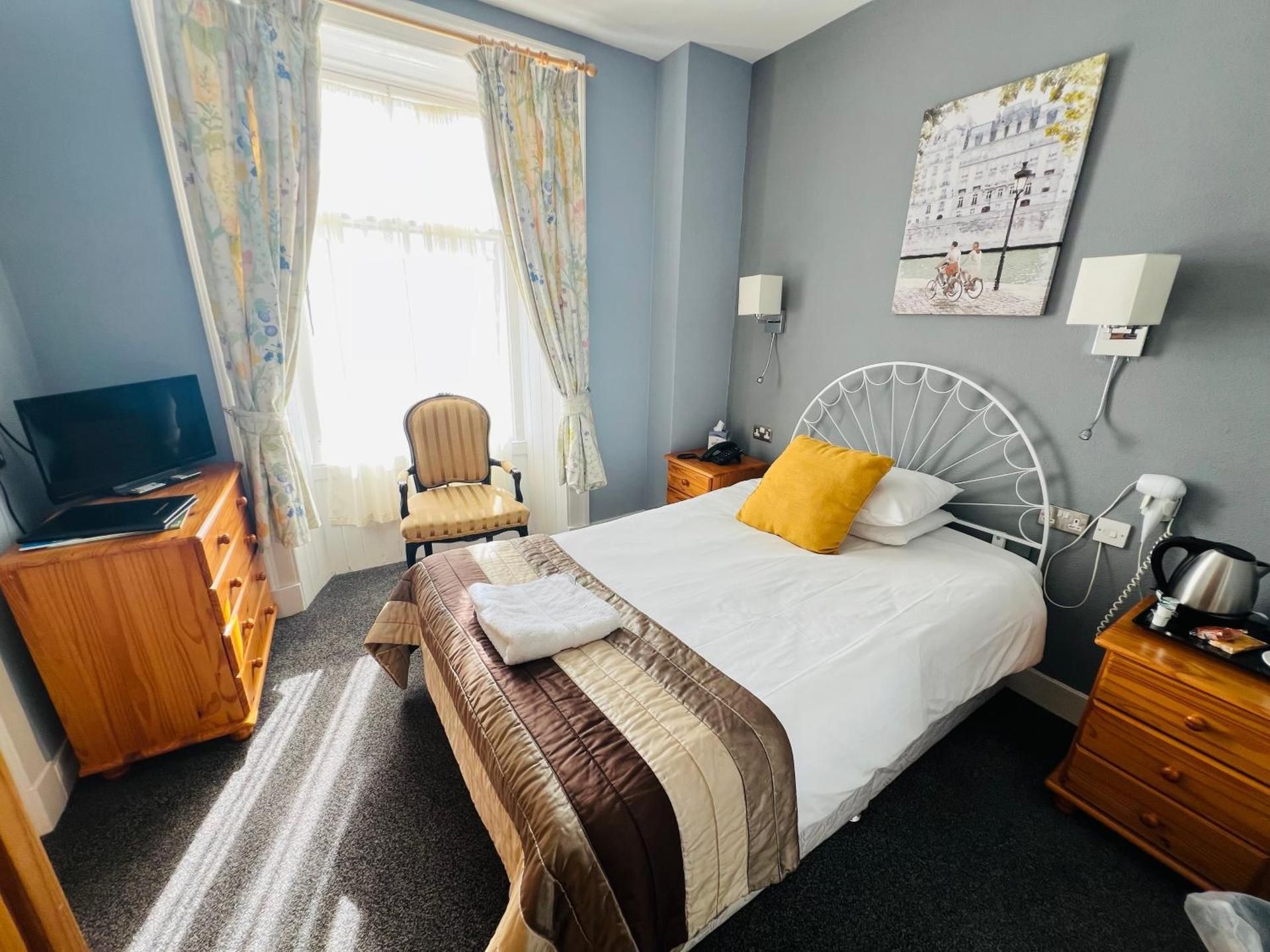 The George Hotel Twin 2