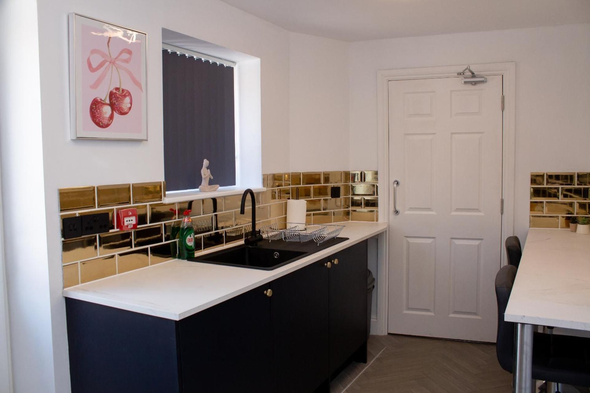 Ivy House Apartment with Shower 3