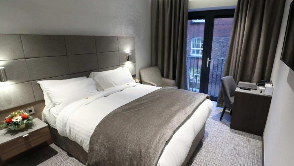DoubleTree by Hilton Belfast City Ten Square Two Double Beds Guest Room 2