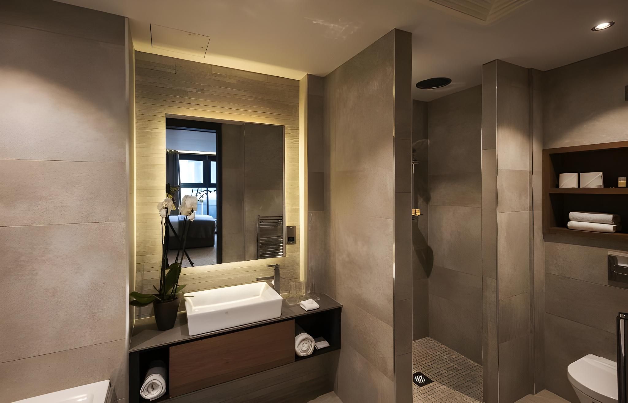 DoubleTree by Hilton Belfast City Ten Square Two Double Beds Guest Room 3