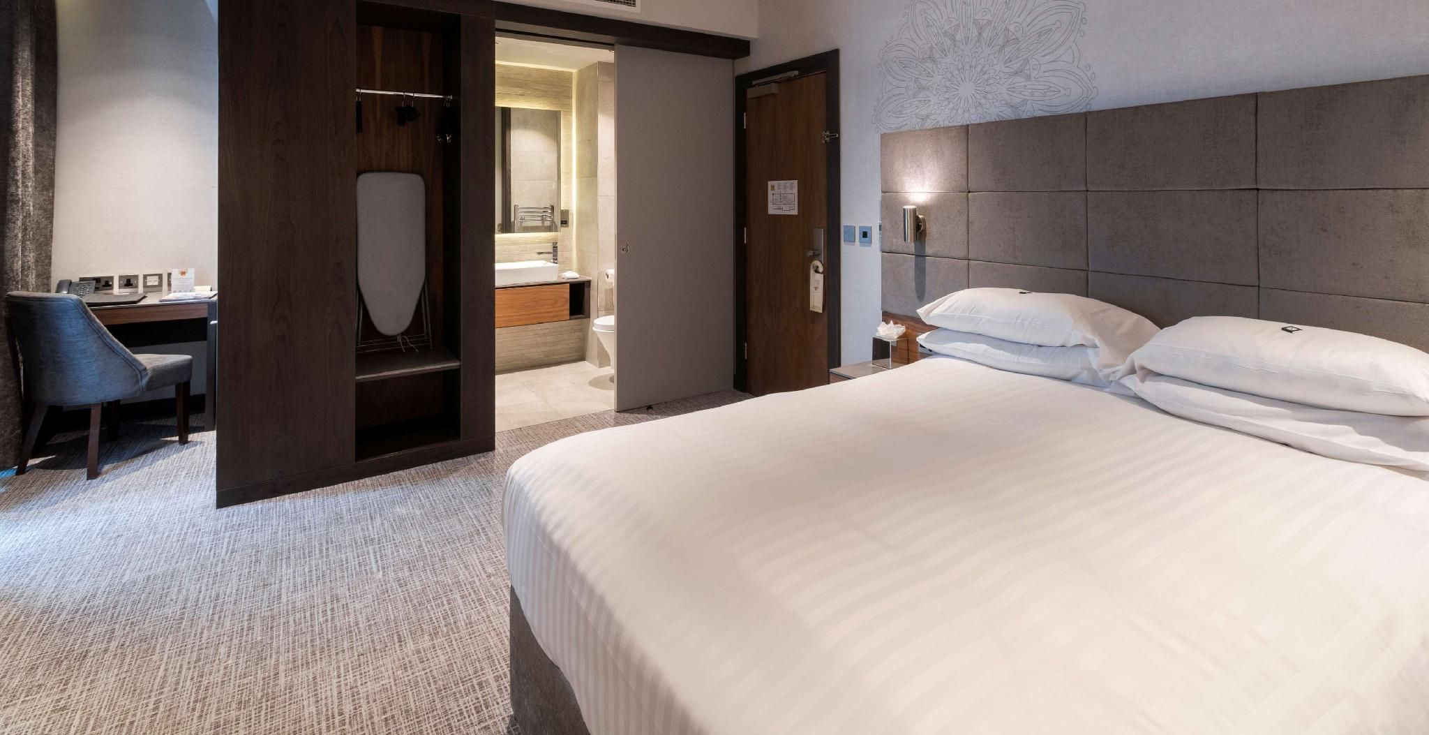 DoubleTree by Hilton Belfast City Ten Square Queen Guest Room