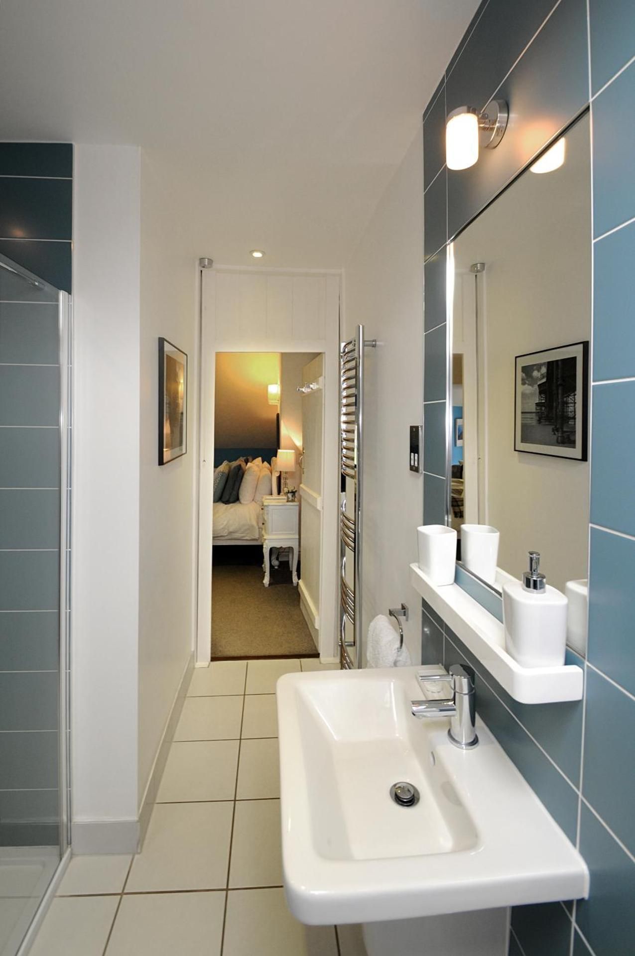 Corner House Bed & Breakfast King Room with Sea View 3