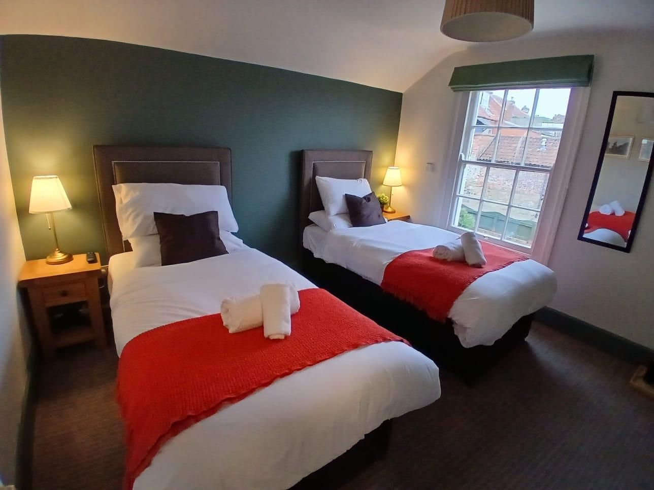 Double or Twin-Ensuite with Shower (3)