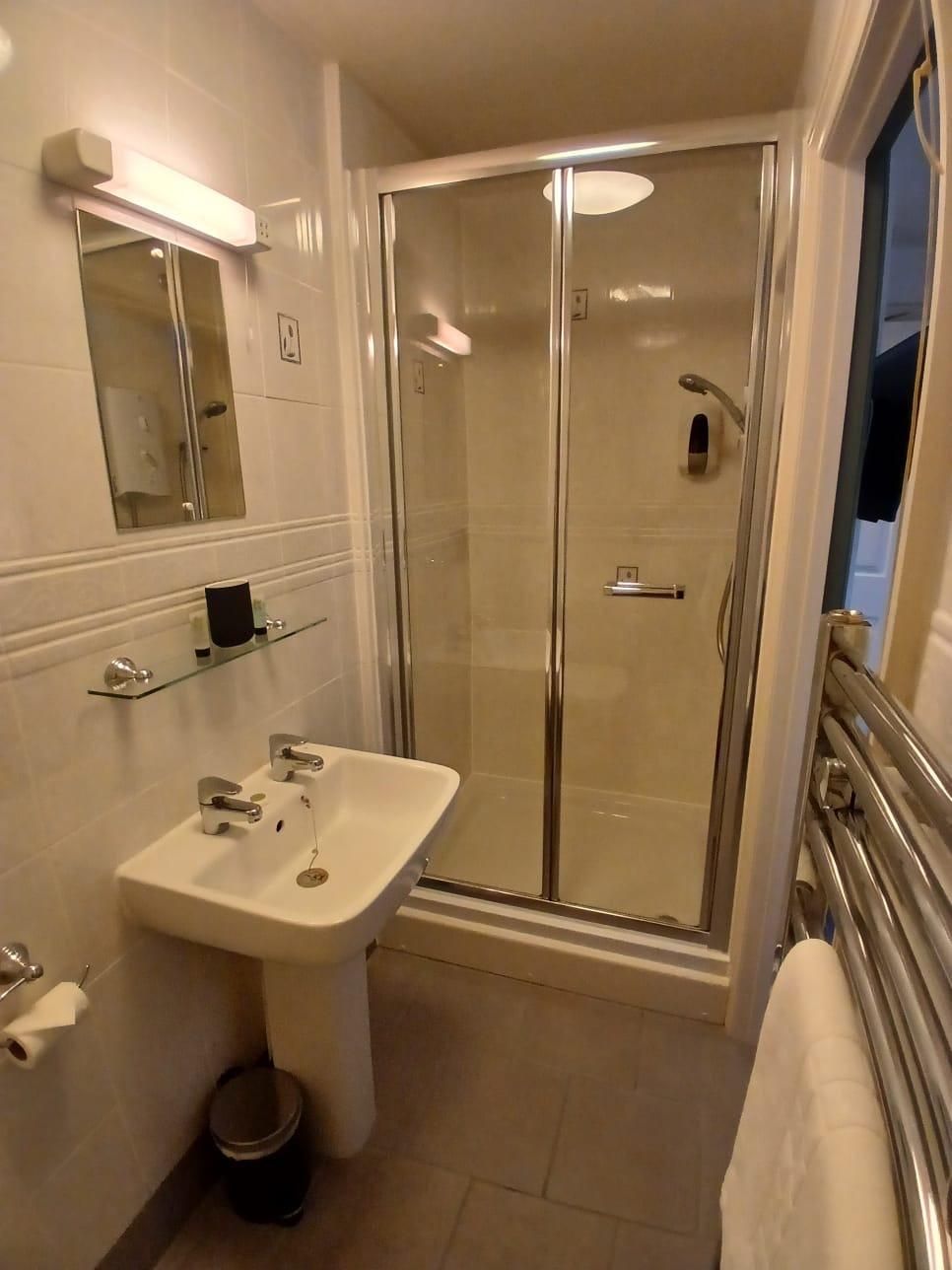 Double or Twin-Ensuite with Shower (3)