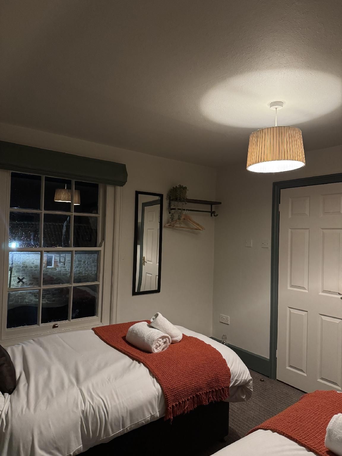 Double or Twin-Ensuite with Shower (3)