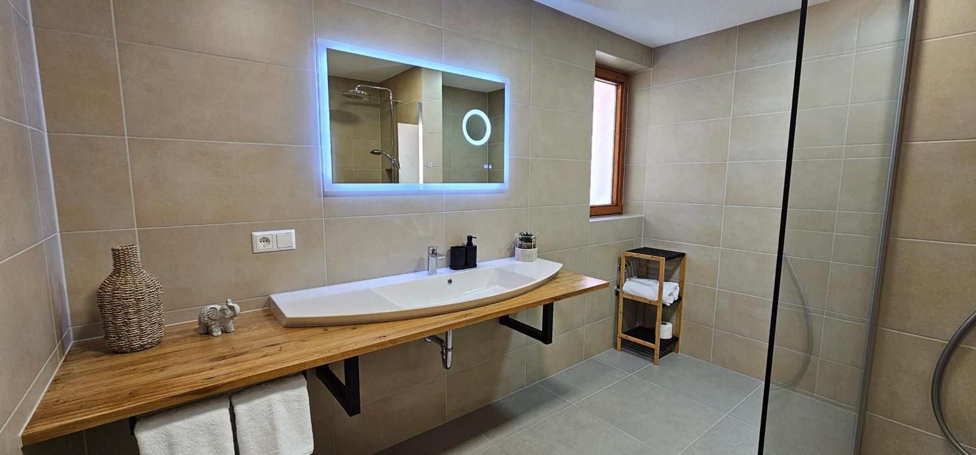 Deluxe One-Bedroom Apartment with Fireplace