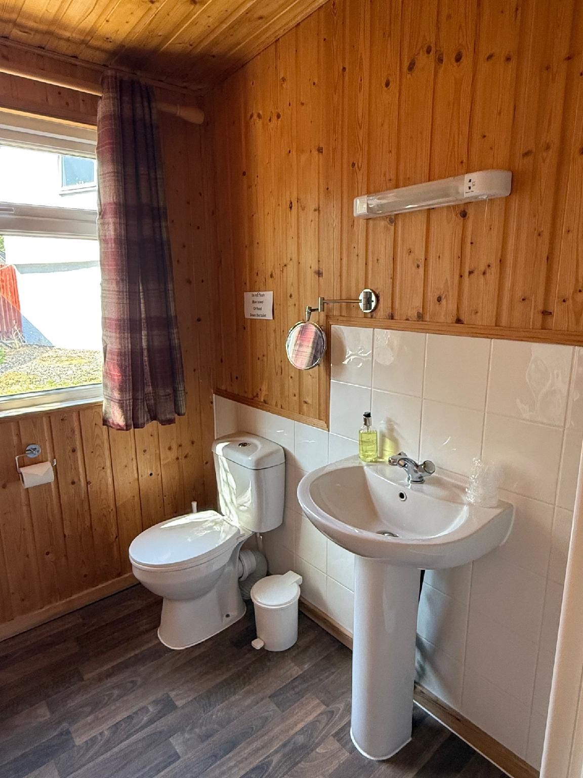 Ox Hotel Spean Bridge Chalet for 6 People 2