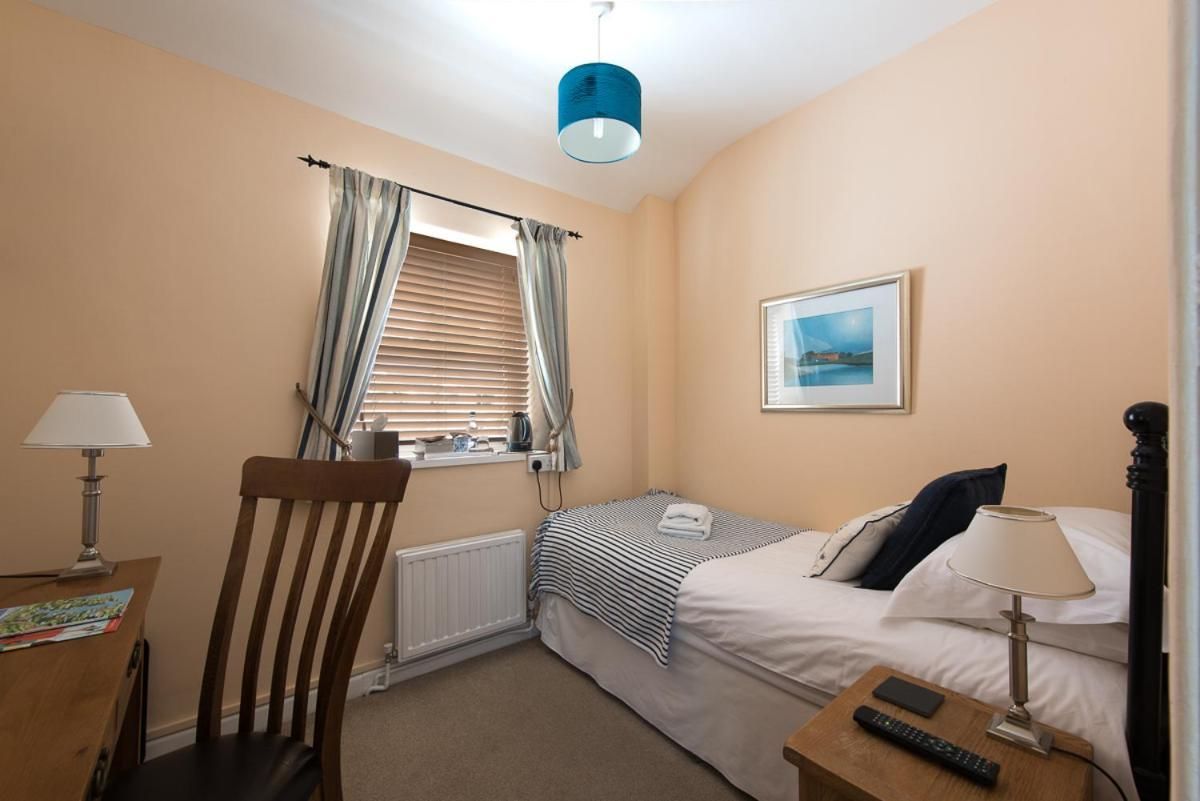 Cliftons Guest House Single Room with Bathroom