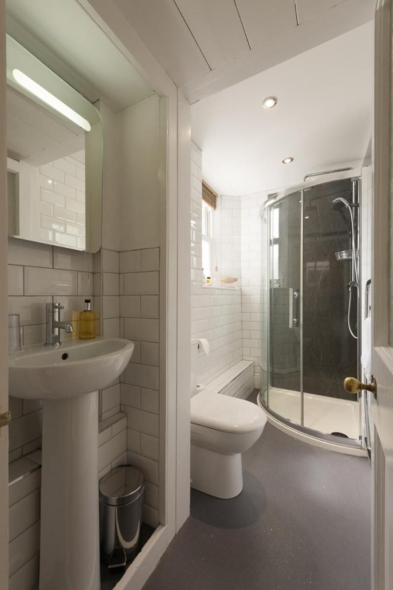 Cliftons Guest House Single Room with Bathroom 2