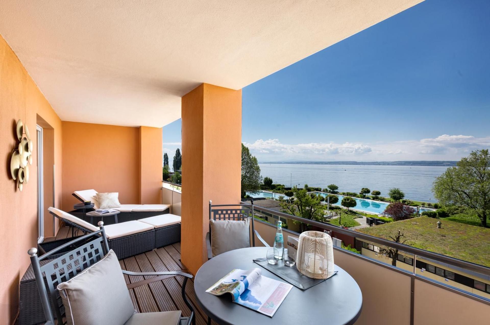 Junior Suite with Lake and Mountain View