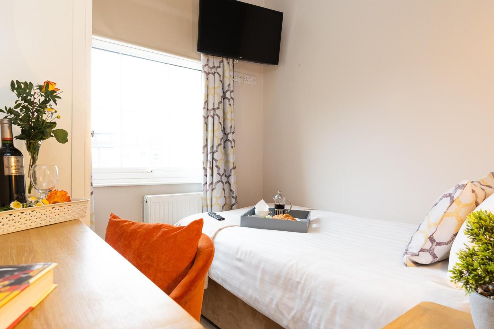 Cozy Single Room with Walk-In Shower - Non-Smoking