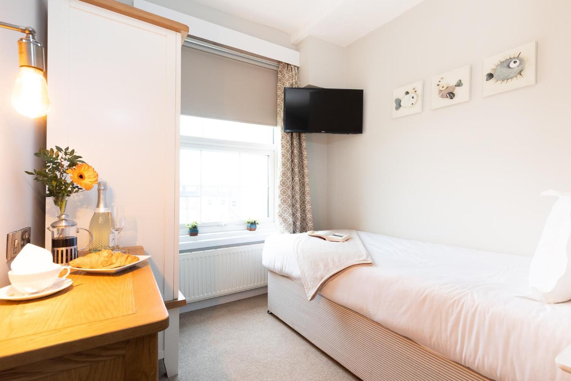 Cozy Single Room with Walk-In Shower - Non-Smoking