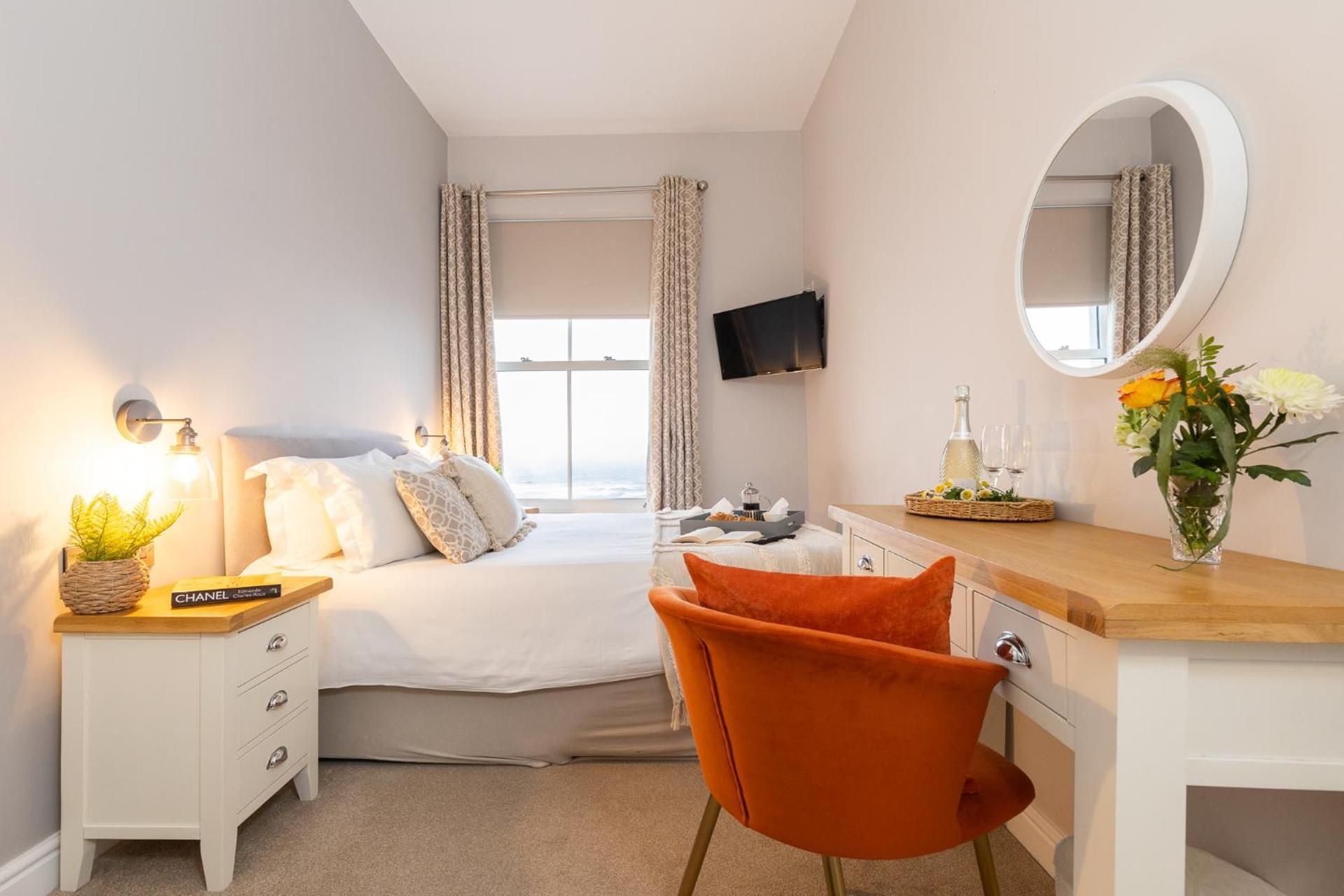 Cozy Double Room with Walk-In Shower - Non-Smoking