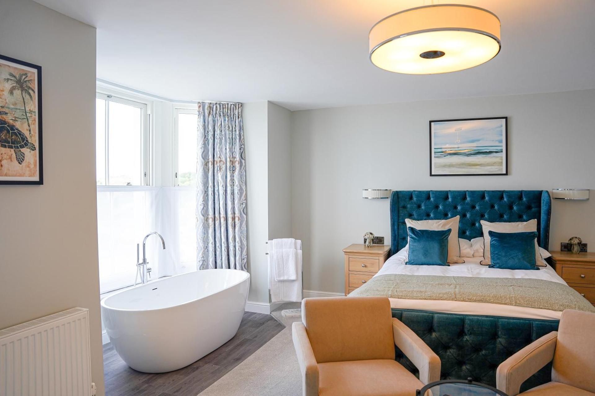 Two-Bedroom Executive Room with One King and One Bunk Bed, Sea View, Walk-In Shower and In-Room Bath Tub - Non-Smoking