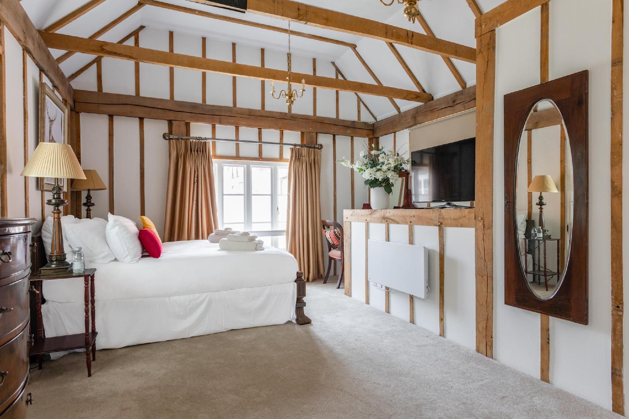 Family-Apartment-Ensuite with Shower-Courtyard view-The Bythnoth Suite