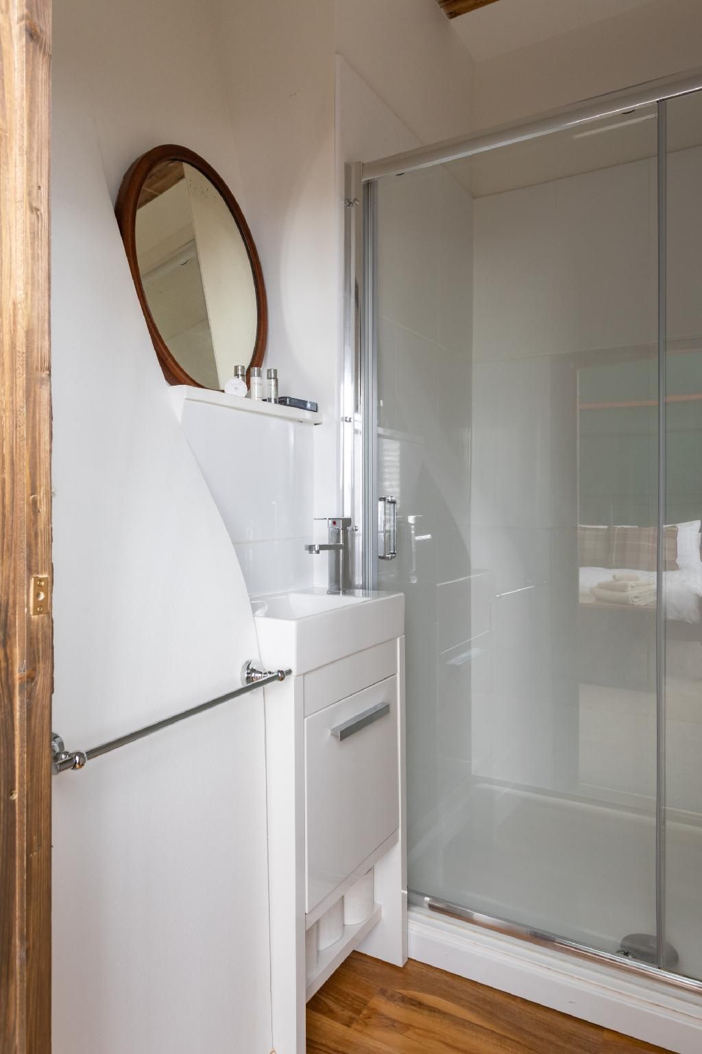 Deluxe-Apartment-Ensuite with Shower-The Bright Suite