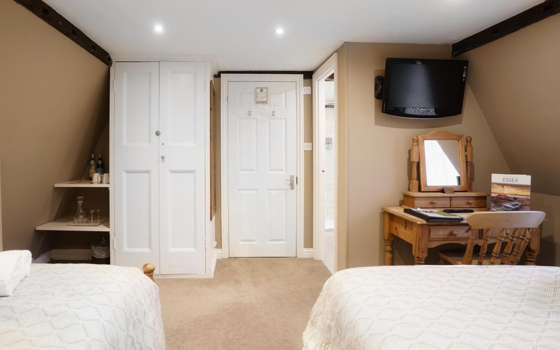 Family Room (2 Adults + 1 Child)