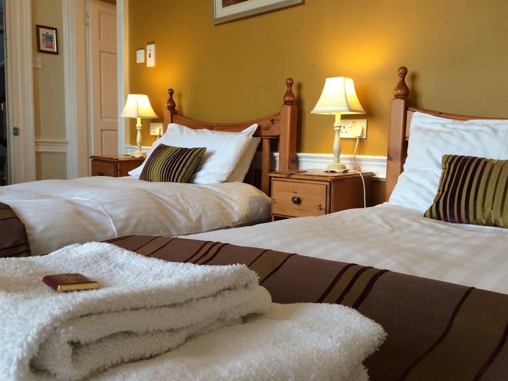 Twin room-Superior-Ensuite with Shower-Street View-LOCHNAGAR