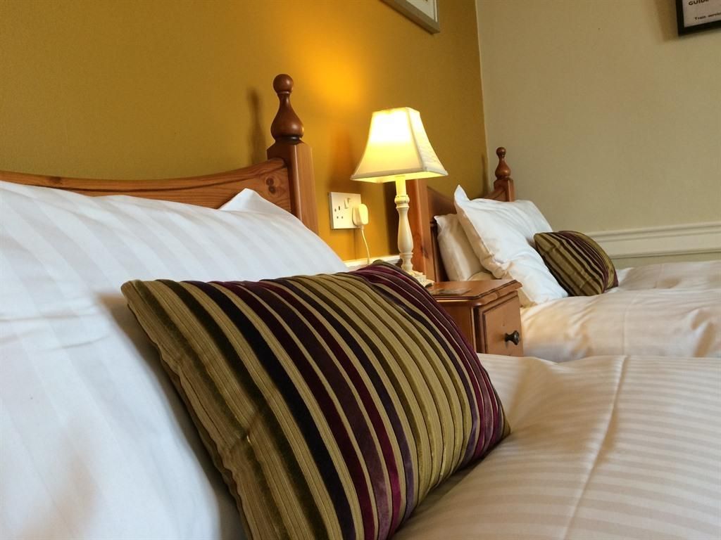 Twin room-Superior-Ensuite with Shower-Street View-LOCHNAGAR