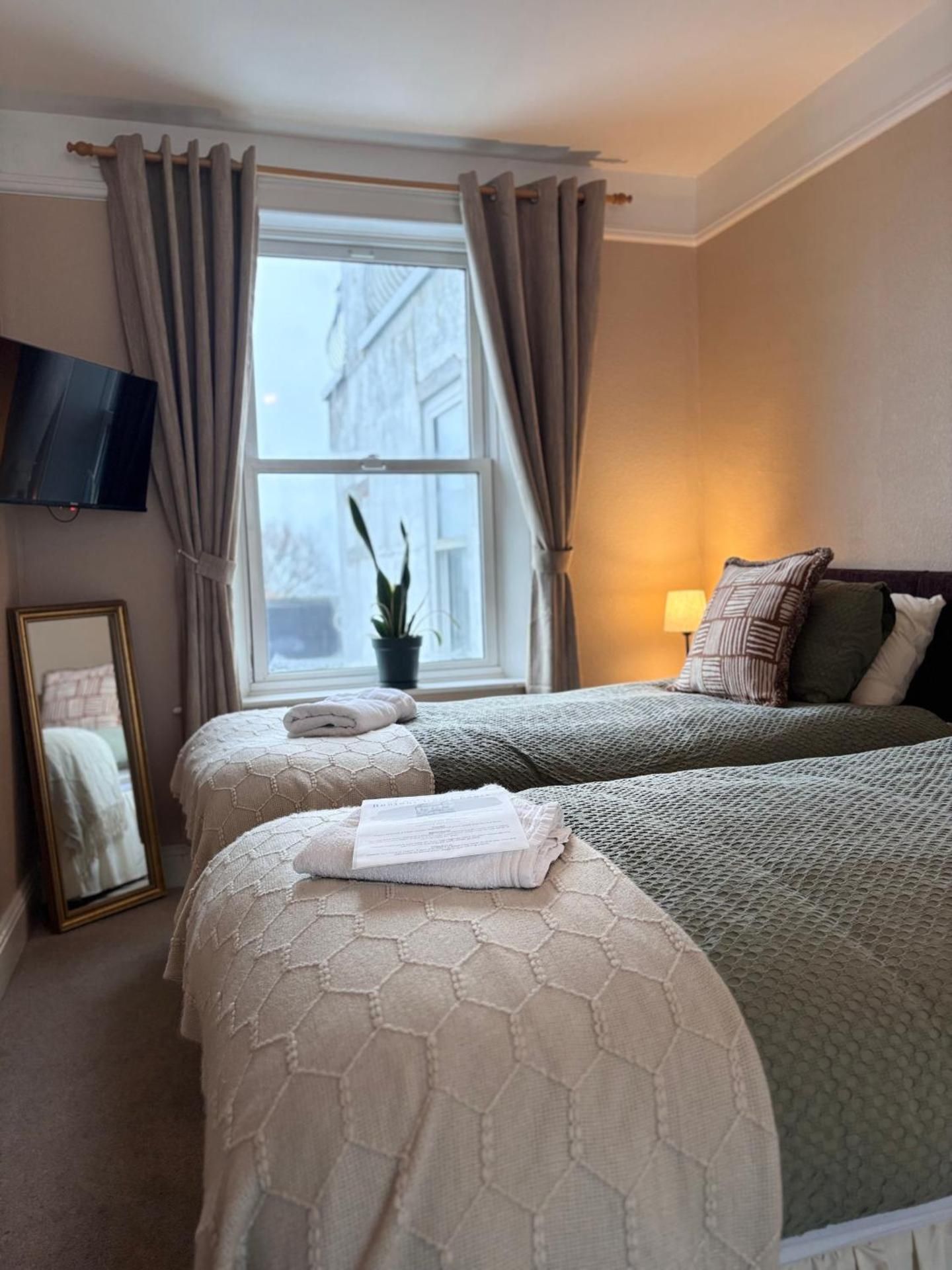 Basic Triple Room with Shared Bathroom