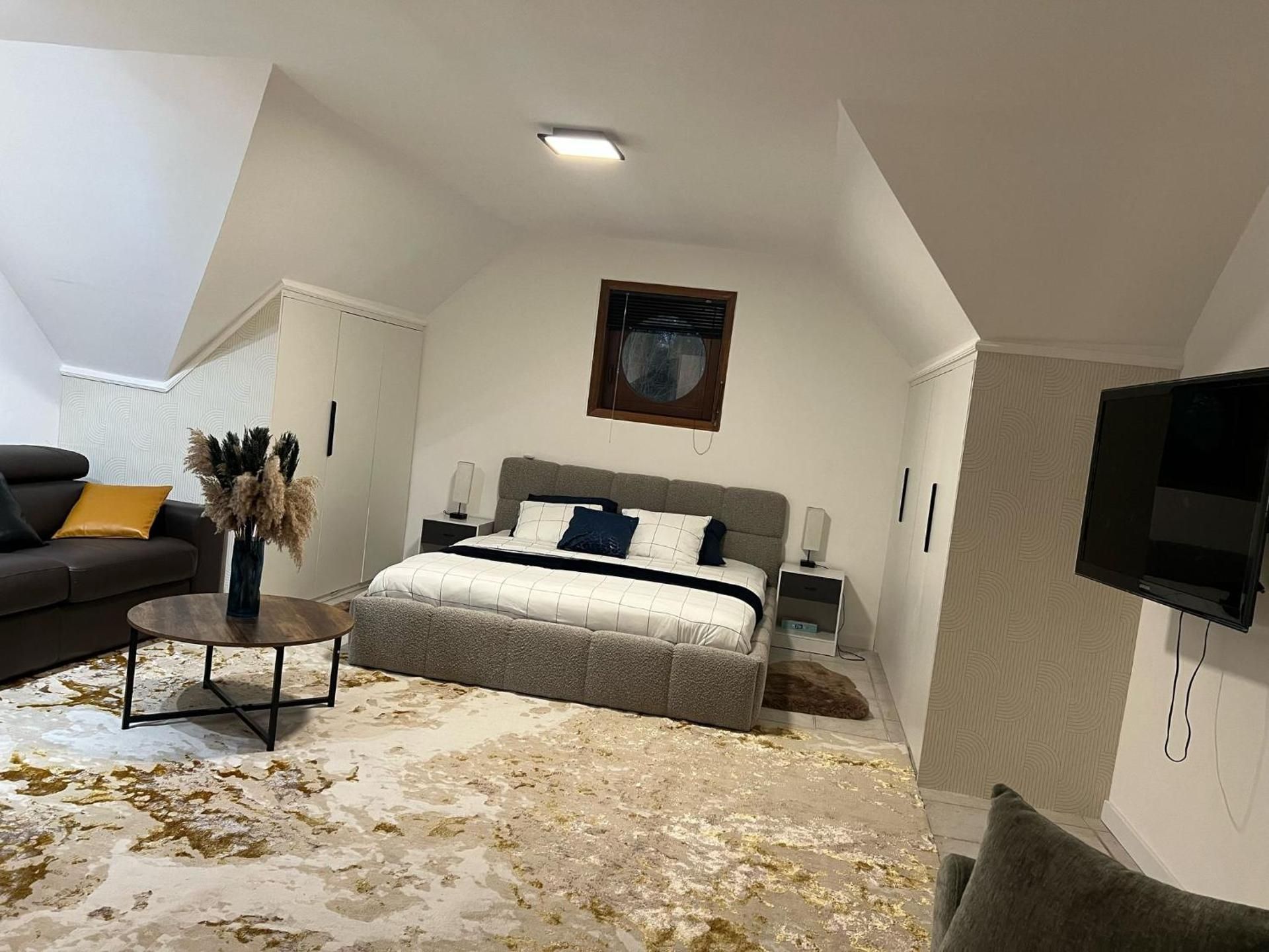 Deluxe Family Room