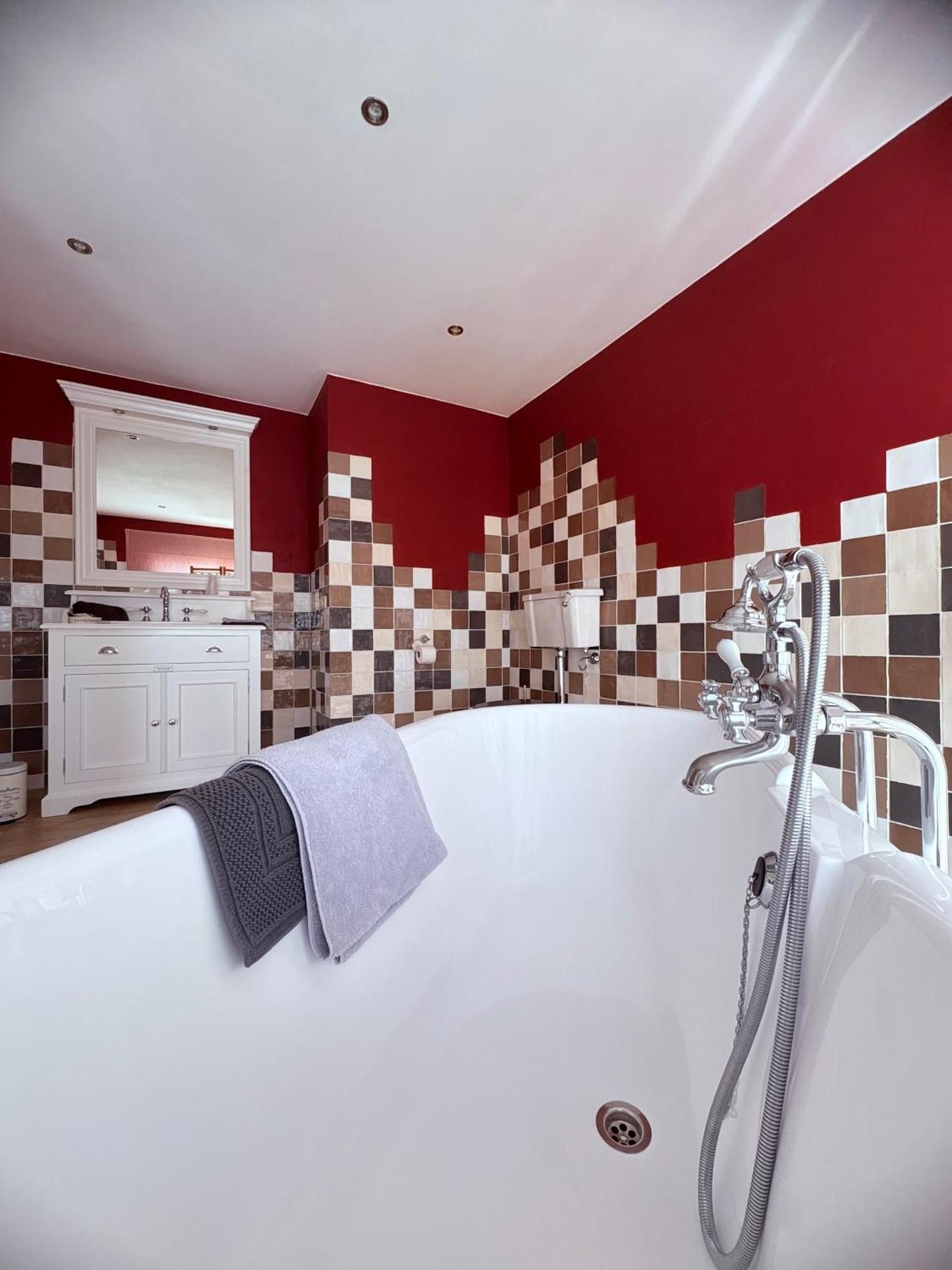 Comme a la Ferme Queen Room 2