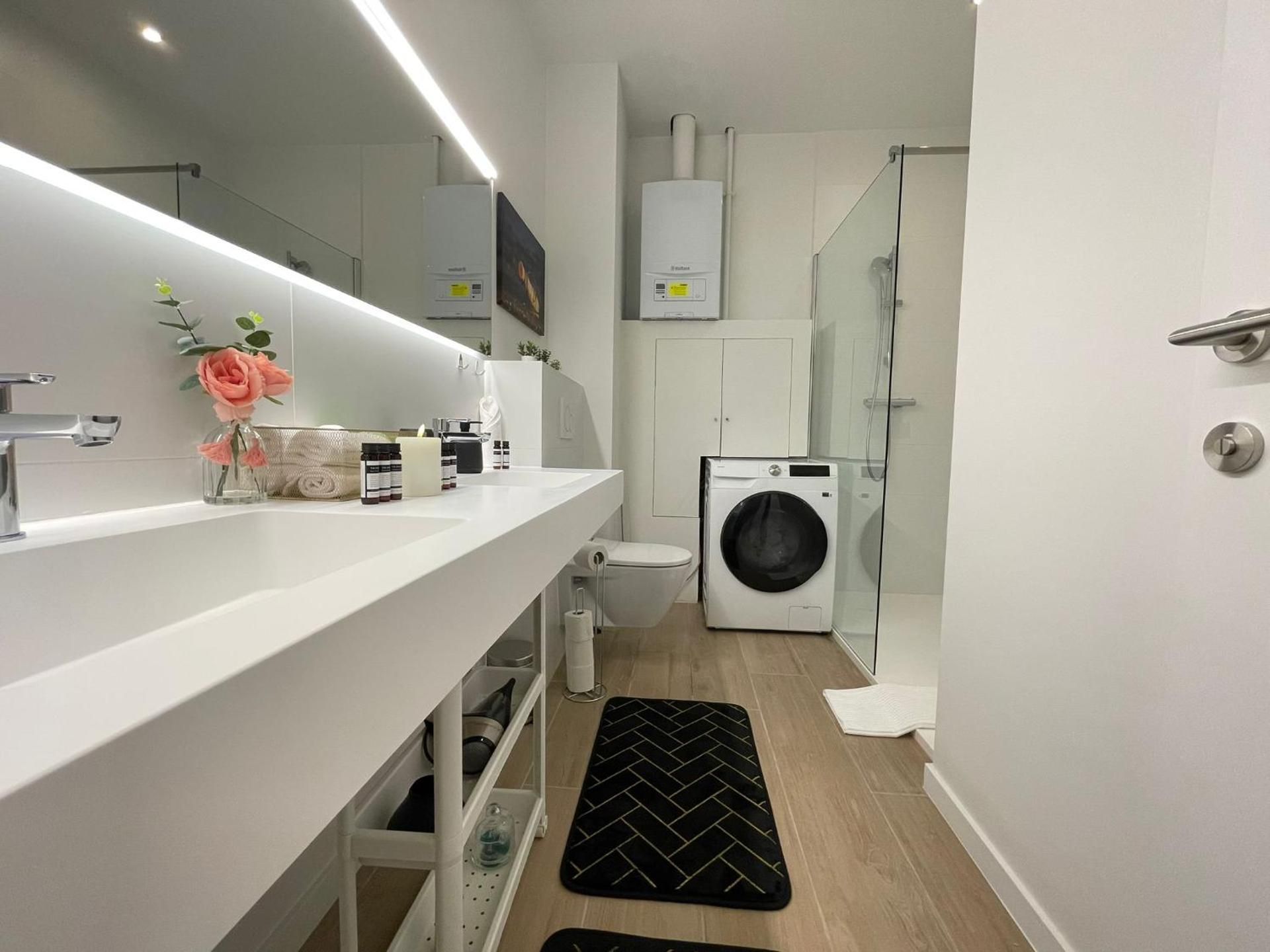 One Lux Stay Near Antwerp Central - 2 Bedroom 1 5 Bathroom Three-Bedroom Apartment 3