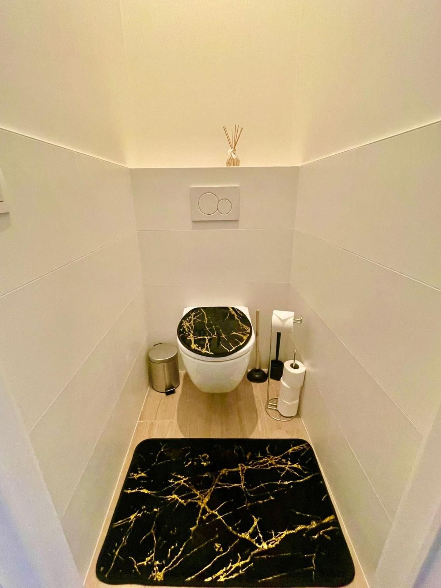 One Lux Stay Near Antwerp Central - 2 Bedroom 1 5 Bathroom Three-Bedroom Apartment 2