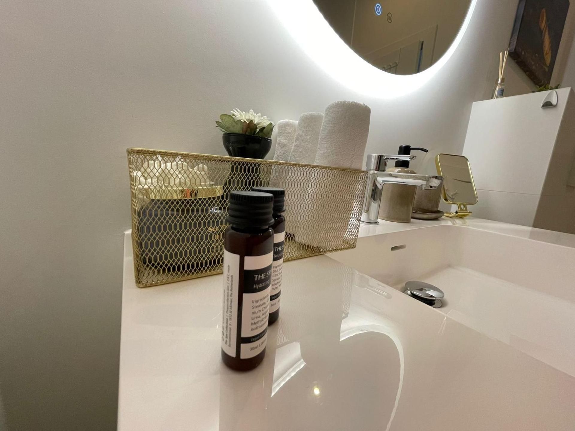 One Lux Stay Near Antwerp Central - 2 Bedroom 1 5 Bathroom Three-Bedroom Apartment with Balcony