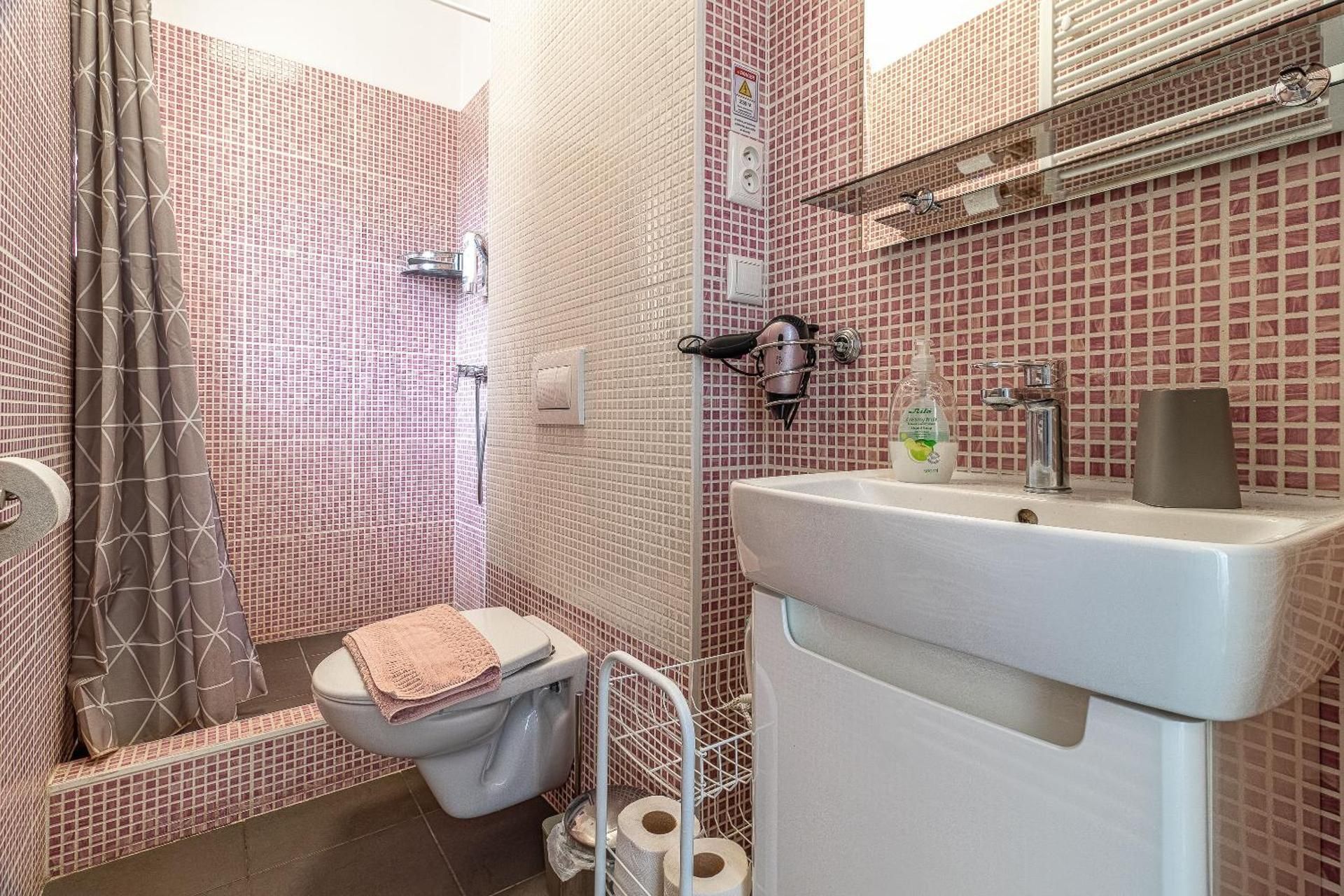 One-Bedroom Apartment with Balcony