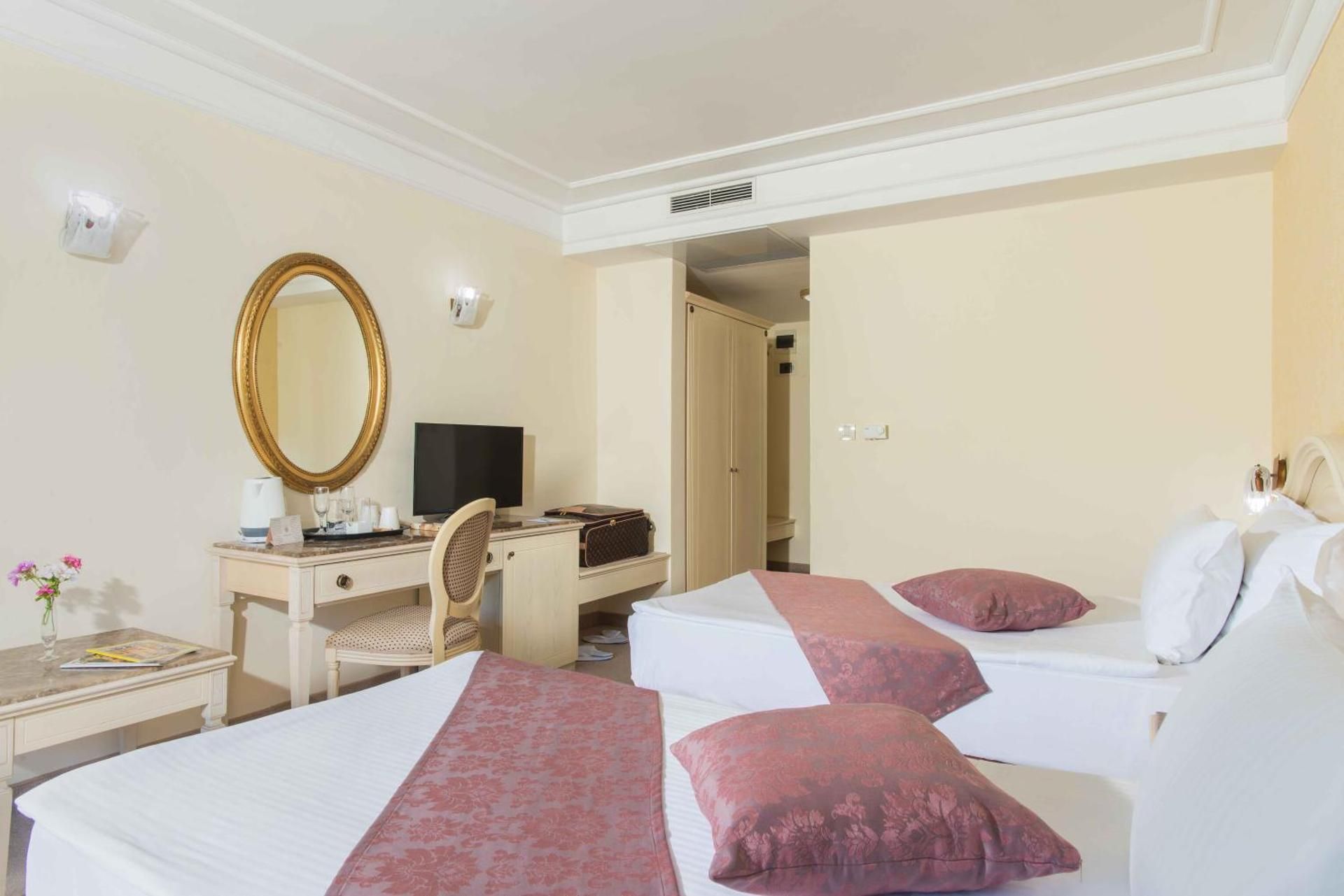 Standard Twin Room with Garden View and Balcony