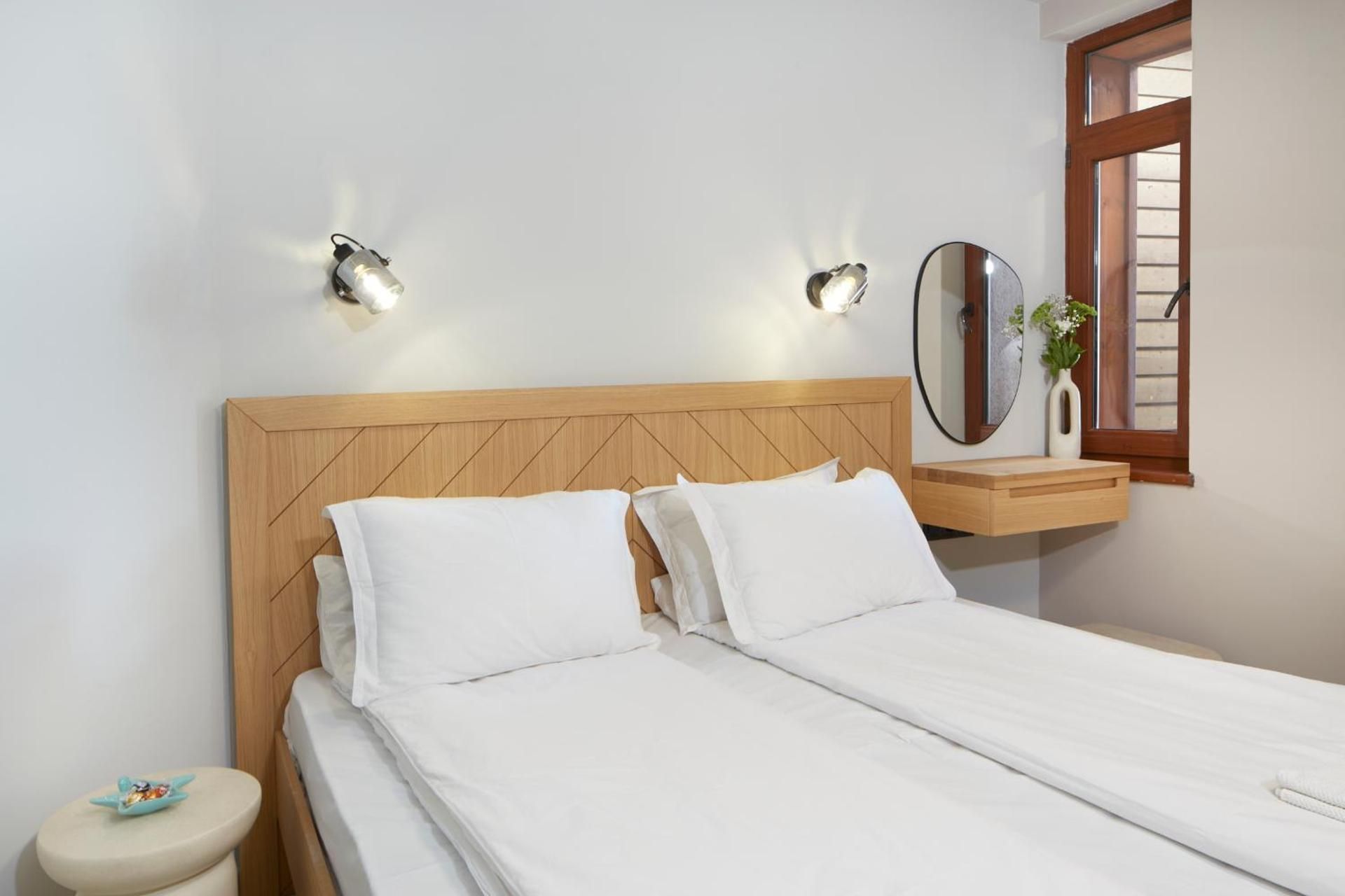 Deluxe Double Room with Side Sea View