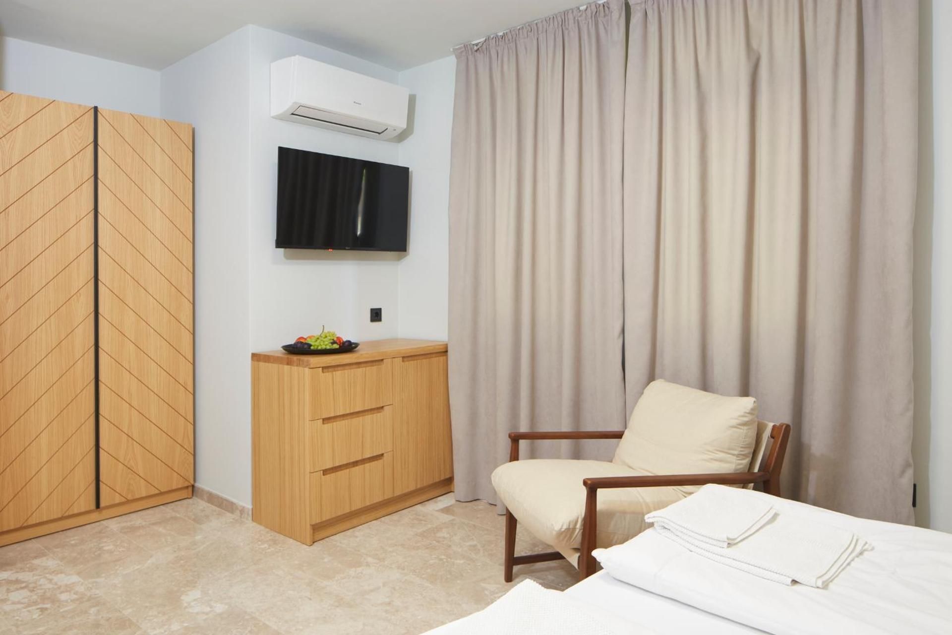 Deluxe Double Room with Side Sea View