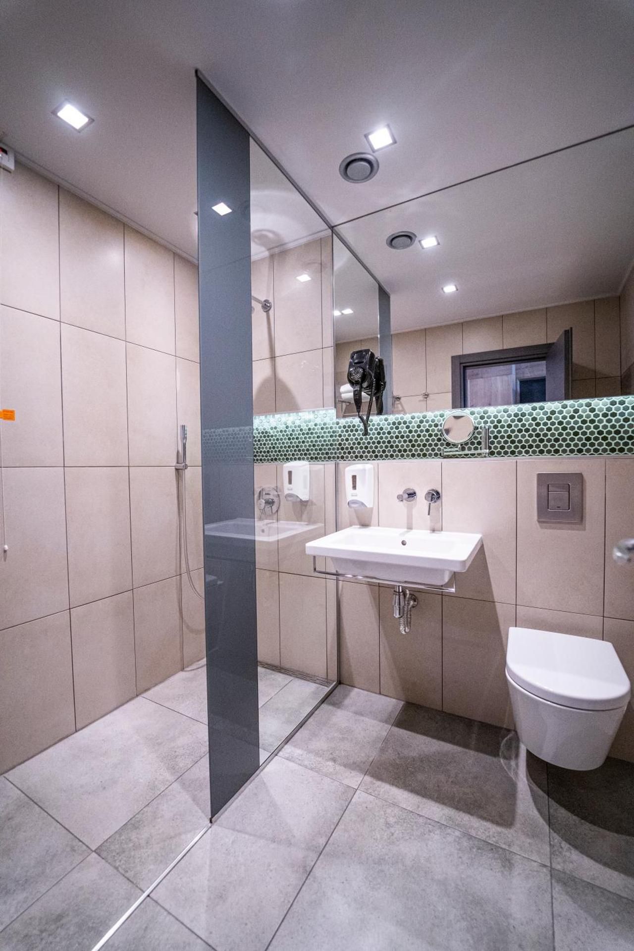 Twin Room with Balcony - Free Mini-bar & Parking