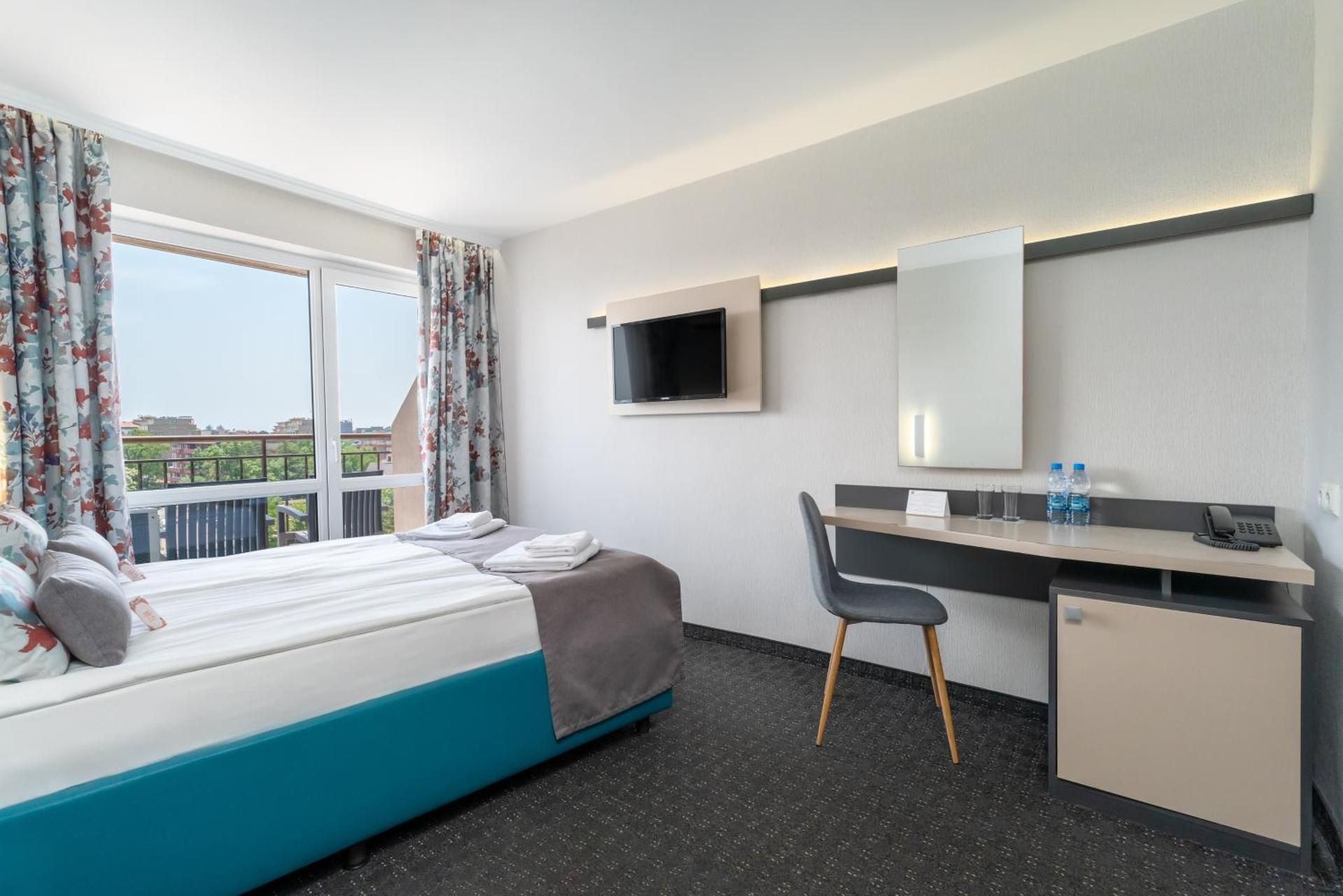 Single Room with Balcony - Free Beach Access