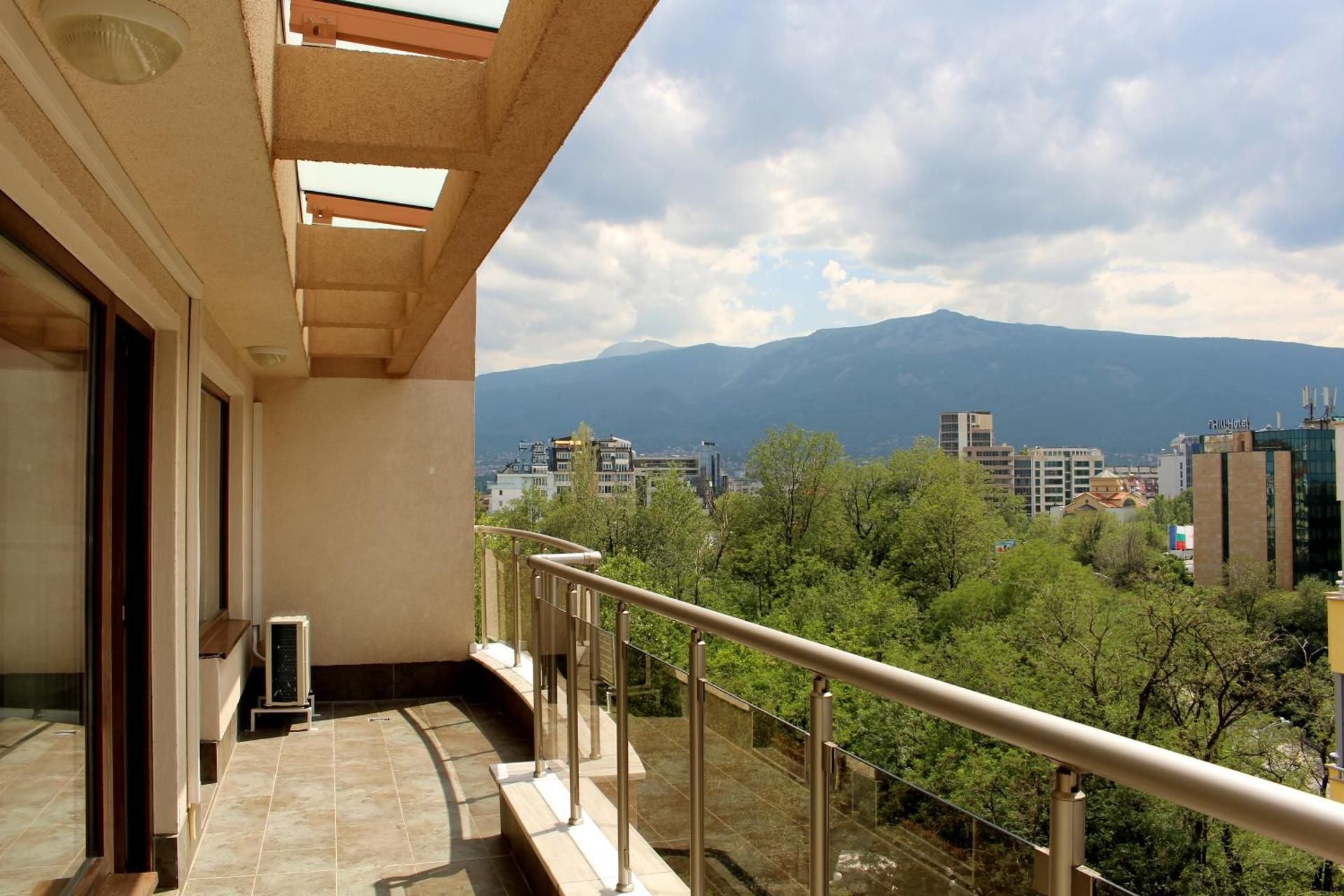 Apartment with Mountain View