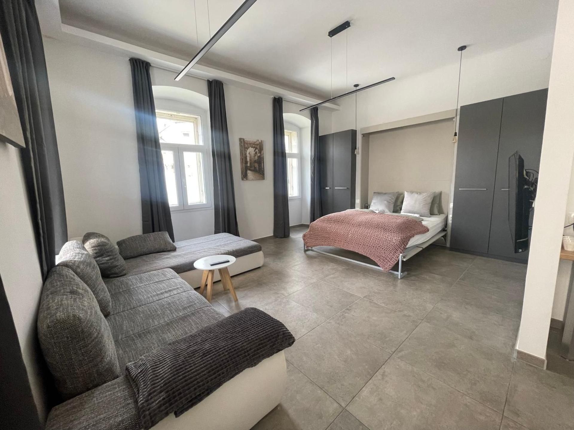 DELUXE APARTMENT