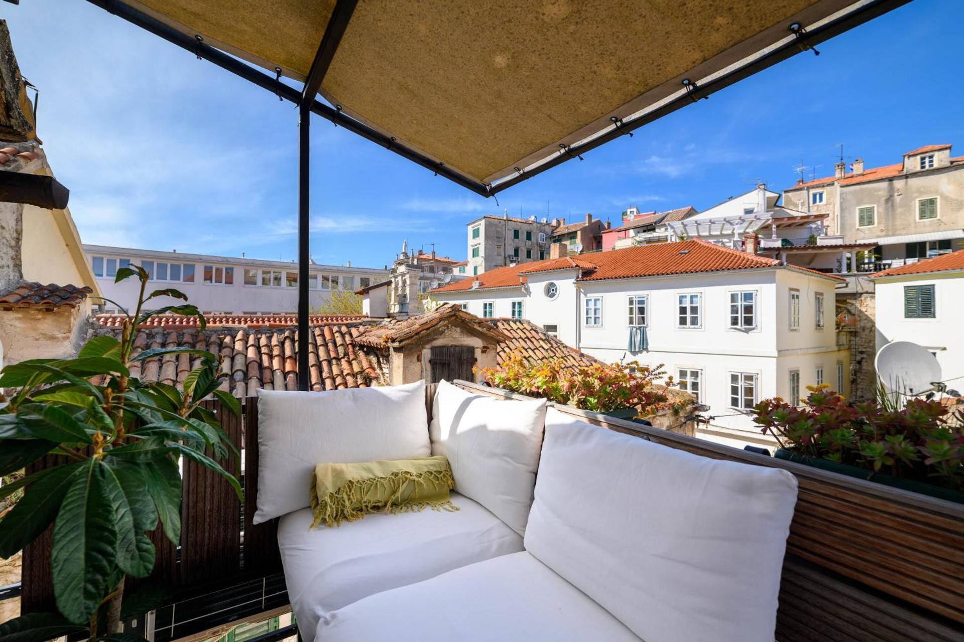 Apartment With Balcony And Sea View