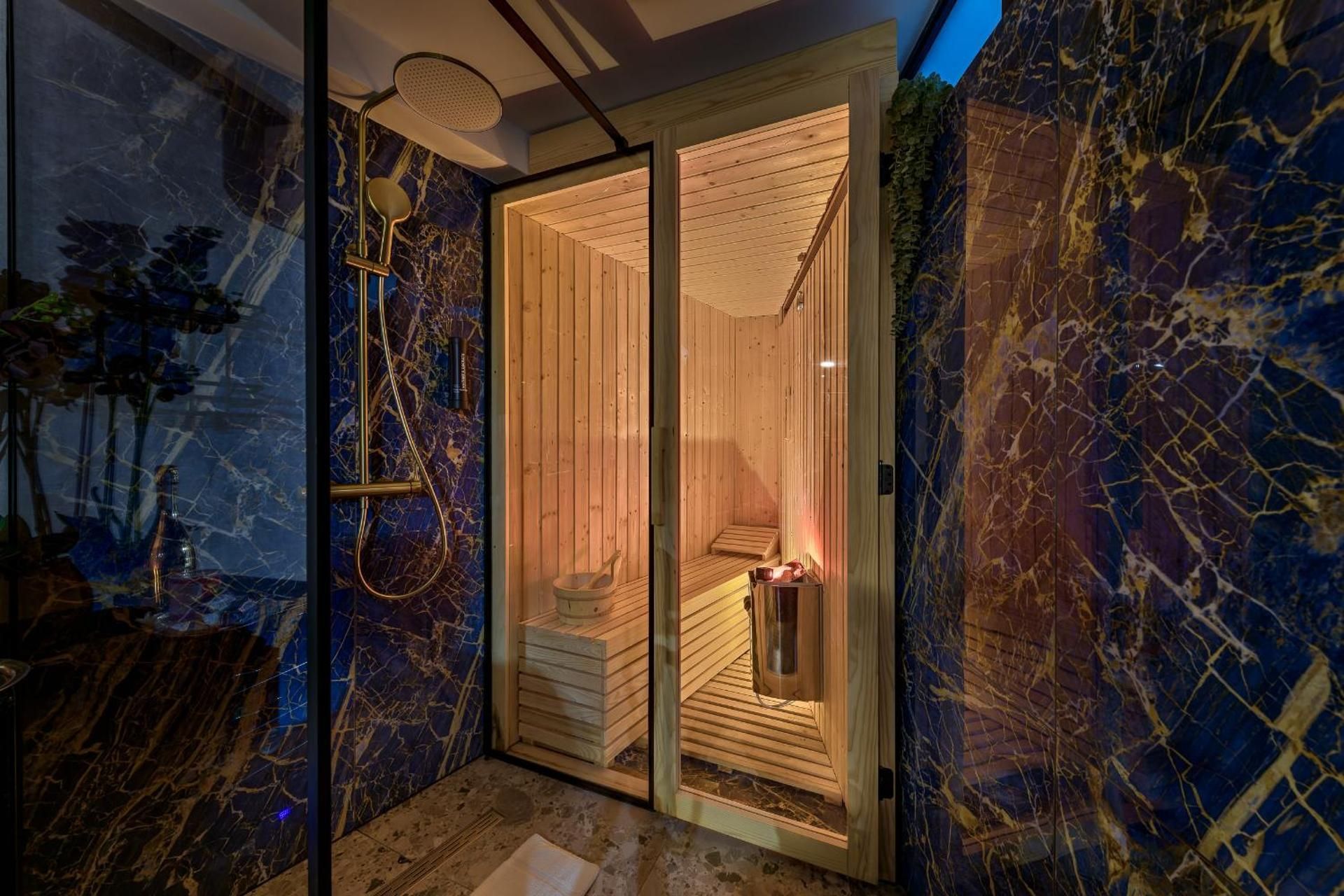 Deluxe Suite with Spa Bath