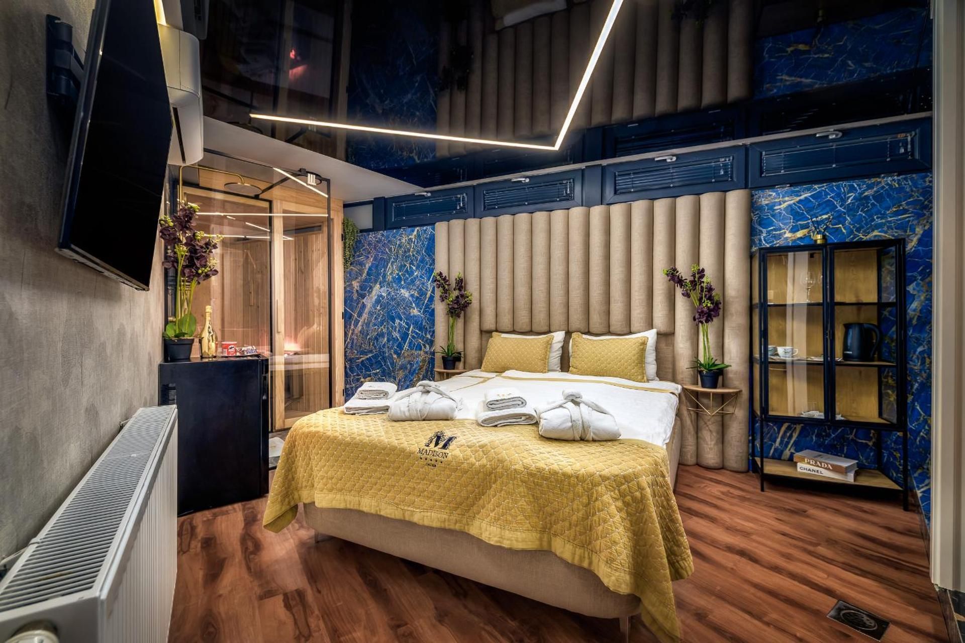 Deluxe Suite with Spa Bath