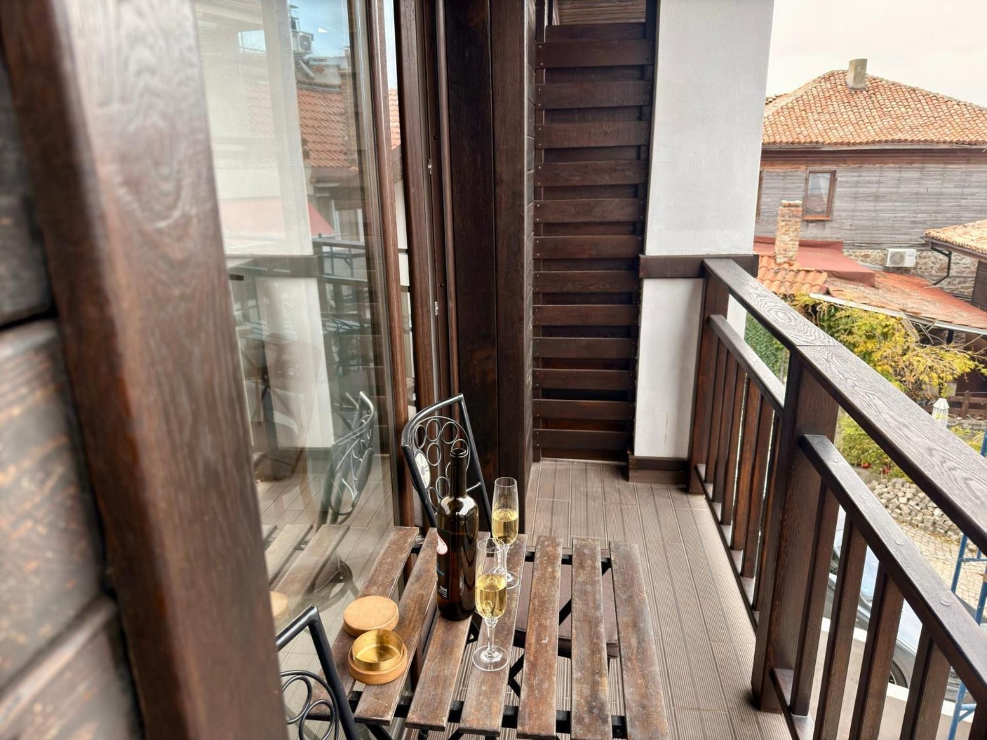 Deluxe Double Room with Side Sea View