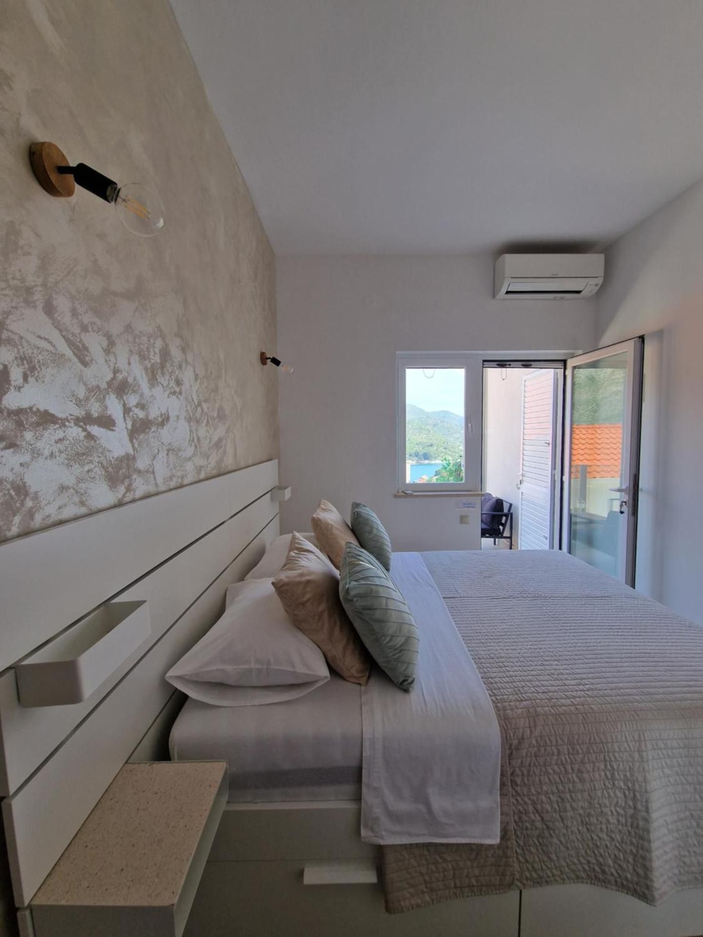 Deluxe Double Room with Balcony and Sea View